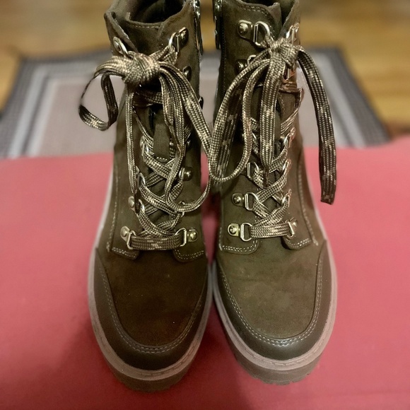 JLO Tan Chunky Heel Lace Up Booties - Picture 2 of 3